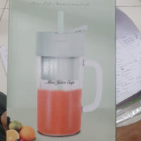 Portable Mini Electric Juicer Blender – USB Rechargeable Portable Smoothie Maker with Stainless Steel Blades, Built-In Straw and Handle